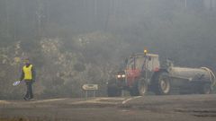 Vecinos con cisternas, movilizados ante el incendio originado en Trabada