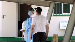 Toma de muestras en el hospital de Monforte para la realizaci�n de pruebas diagn�sticas de coronavirus