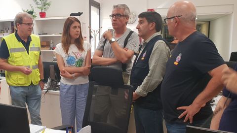 El el delegado del Gobierno en Galicia, Pedro Blanco, y la conselleira de Medio Rural, Mar�a Jos� G�mez, escuchaban al director xeral de Montes, Manuel Rodr�guez (en el centro)