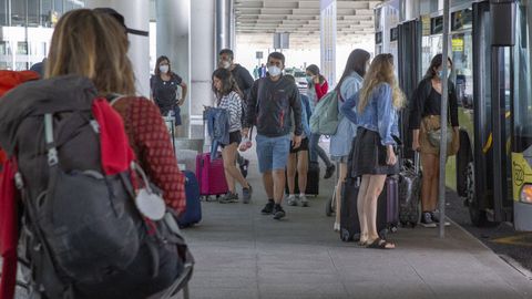 Viajeros ante el bus urbano que cubre la ruta con el aeropuerto de Lavacolla, en foto de archivo