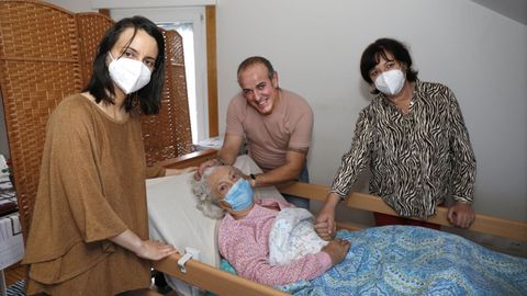 Ángeles, Míchel y Marina con Ramona, en su pequeño estudio de Pontevedra