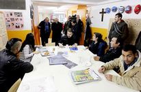 El arzobispo Juli�n Barrio departi� durante la ma�ana con los usuarios del centro Vieiro.