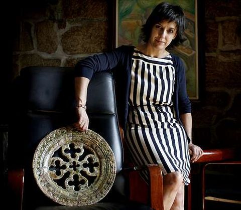Paula Fern�ndez, con una r�plica del roset�n de Carboeiro.
