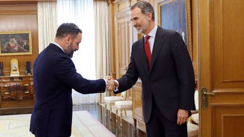 Felipe VI saluda al diputado y presidente de Vox, Santiago Abascal.