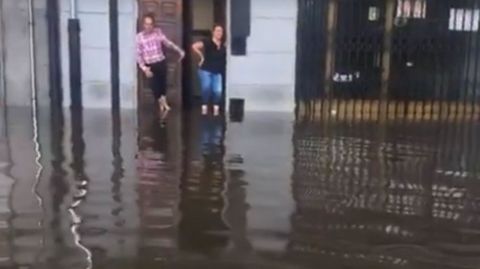 Vecinos afectados por las inundaciones en Avil�s