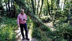 Gonzalo Sancho no se separa de sus prism�ticos cuando pasea por la ribera del Gafos.