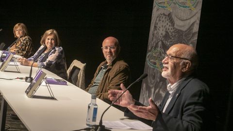 PRESENTACION DEL LIBRO IRMANDIAS, DE AURORA MARCO, EN RIANXO, EN EL ACTO MENSUAL DE BARBANTIA