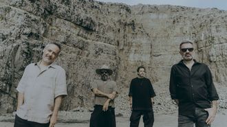 El vocalista del grupo Santi Balmes, primero por la izquierda, junto al resto de la banda.