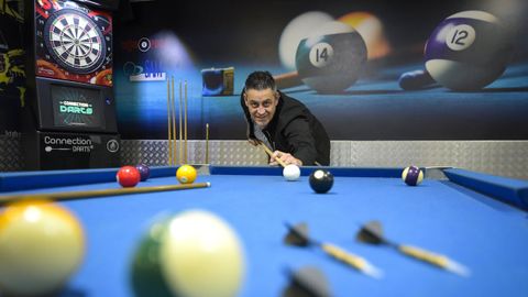 Jaime Acu�a, Jimmy, en un bar de Poio donde tiene una mesa de billar y un juego de dardos