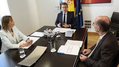 El presidente de la Xunta, Alberto N��ez Feijoo, participa en una reuni�n con los responsables de Sanidade, Jes�s V�zquez Almui�a y Pol�tica Social, Fabiola Garc�a, para tomar nuevas medidas en el �mbito de las residencias de mayores, debido a la pandemia del coronavirus