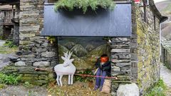 A figura do Apalpador forma parte da decoraci�n de Nadal que se acaba de instalar en diferentes puntos da localidade quiroguesa da Seara