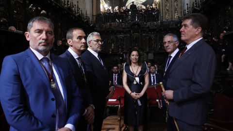 Os alcaldes e edís de seis cidades no coro da Catedral de Lugo
