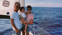 Carmen, Uri y el peque�o Leo en su velero, el Forquilla.