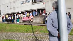 La protesta de las familias en el aparcamiento del auditorio