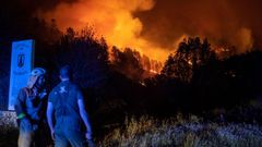 Bomberos trabajan en la extinci�n del incendio durante la noche