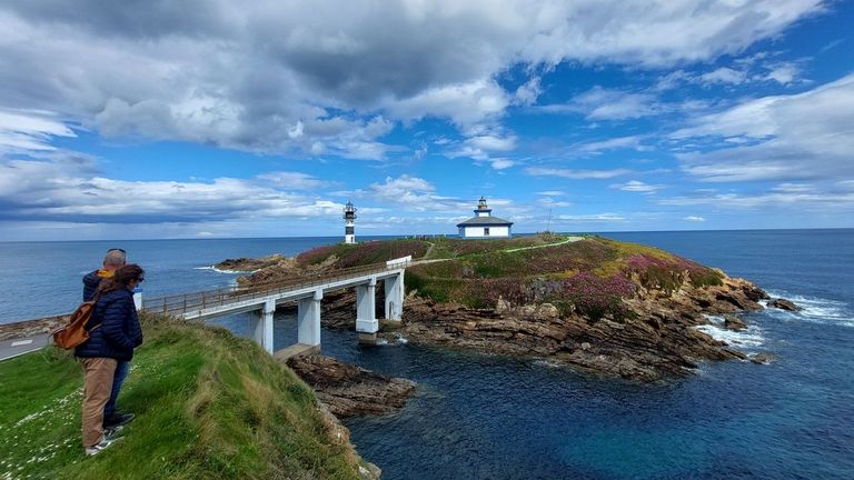 Illa Pancha, en Ribadeo, y en el centro el antiguo faro transformado en dos apartamentos tursticos