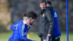 Hugo Rama y Javi Mier, con Cuco Ziganda al fondo, durante un entrenamiento en El Requex�n