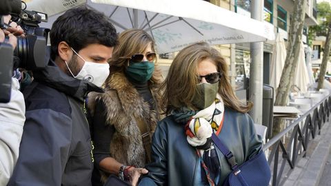 La mujer del extesorero del PP Luis B�rcenas, Rosal�a Iglesias, sale de su domicilio, acompa�ada de su hijo Willy B�rcenas, antes de entrar en prisi�n