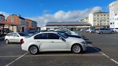 Imagen de la zona de aparcamiento del campo de la feria de Vilalba, con el pabell�n polideportivo al fondo