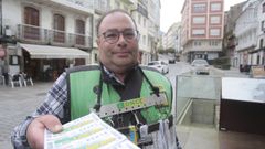 Jos� Manuel Dom�nguez, vendedor de la ONCE entre Viveiro y O Vicedo
