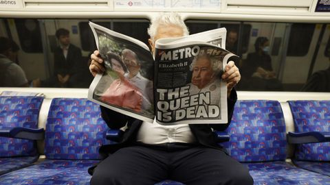 El fallecimiento de la reina ha sido el gran tema del d�a. En la imagen, un usuario del metro lee la noticia en el peri�dico.