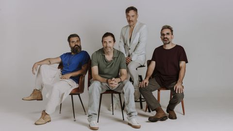 Santi Balmes, tercero por la izquierda, con los otros miembros del grupo Love of Lesbian