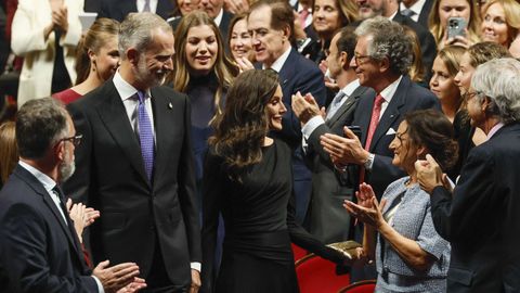 Los reyes y sus dos hijas, a su llegada al teatro Campoamor.