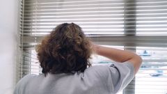 Imagen de la mujer de espaldas, ya que no quiere ser identificada