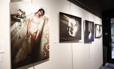 La exposici�n est� en la sala Coroto?s, un nuevo espacio expositivo en la r�a da Paz. 