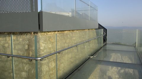 Detalle del suelo acristalado del mirado de Gibraltar, instalado por Ales Iluminación.Detalle del suelo acristalado del mirado de Gibraltar