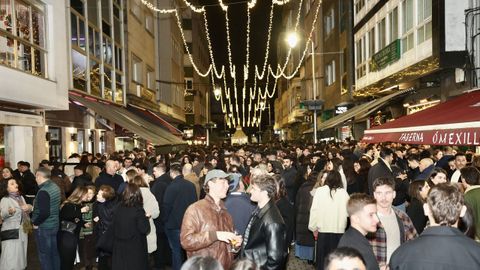 La calle Coru�a de Carballo, a tope en la tarde del 24