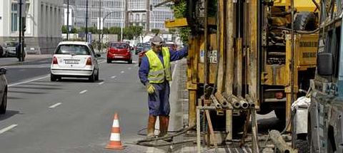 Maquinaria con identificativos de Copasa realiza estos d�as los sondeos para el subterr�neo en la avenida de Alf�rez Provisional.