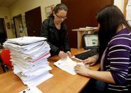 Las trabajadoras de la federaci�n recogieron ayer curr�culos durante todo el d�a.