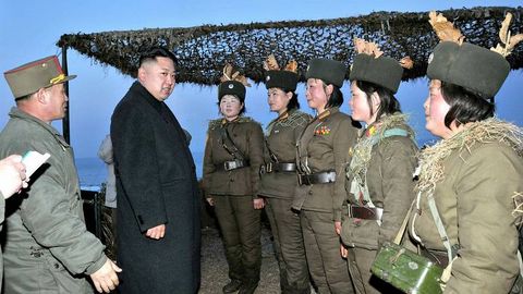 Kim Jong-Un, con soldados del ejrcito norcoreano