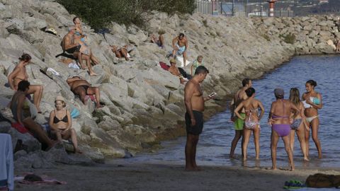 Ba�istas en la playa de Oza en una imagen de archivo 
