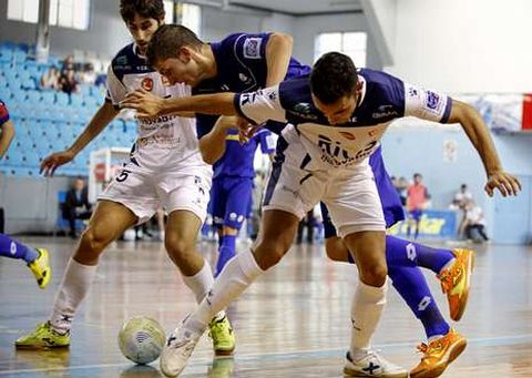 Antonio trata de driblar a Rubi y Palmas en un lance del segundo tiempo del encuentro.