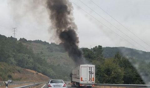 El camión transportaba una carga de restos de plástico