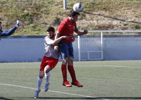 El capit�n de la SD Chantada, Kadete, al rematar de cabeza y marcar el primer gol. 