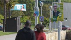 Carteles electorales con algunas de las nueve candidaturas que optan en Sada.