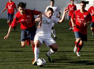 �scar M�ndez, a la izquierda, pugna por un bal�n en el partido ante la UD Carral.