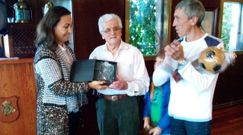 Cuti, en medio de la alcaldesa Mar�a Ramallo y de uno de sus hijos, el d�a que le homenajearon