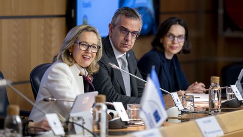 A la izquierda, Nadia Calvi�o, presidenta del Banco Europeo de Inversiones
