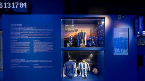 Principales trofeos conseguidos por la cantera del Deportivo, mostrados en el Museo del club.