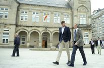 José López y Alfonso Rueda firmaron el convenio de colaboración para mejorar la piscina de la Agasp.