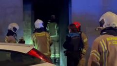 Los bomberos, en el bajo incendiado en la calle Diego Delicado