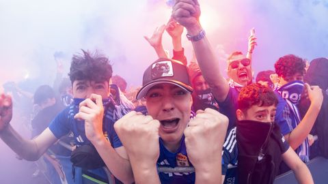 As� fue el emocionante recibimiento al autob�s del Real Oviedo antes del choque ante el Mirand�s