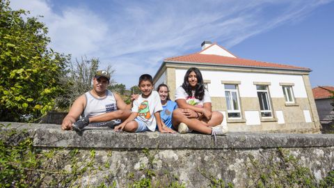 Jos� �ngel, Sandy y sus dos hijos, en la vivienda de alquiler social en Carballedo que les acaban de adjudicar 