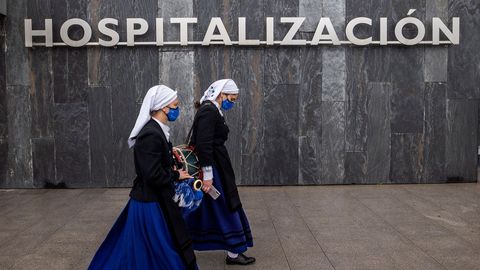 La banda de gaitas Ciudad de Oviedo toc frente a las puertas del Hospital Universitario Central de Asturias (HUCA)