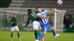 Pe�aloza y B�veda disputan un bal�n a�reo en el derbi de la pasada temporada 