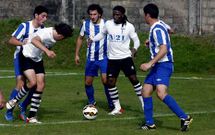 Los futbolistas del Taboada y del Lemos ofrecieron un gran espect�culo en A Medela. 
